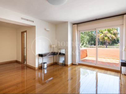 Penthouse Alhambra del Golf – Contemporary Elegance in Guadalmina Baja