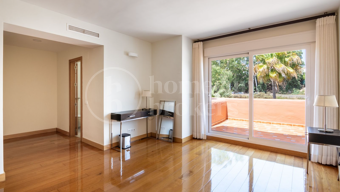 Penthouse Alhambra del Golf – Contemporary Elegance in Guadalmina Baja