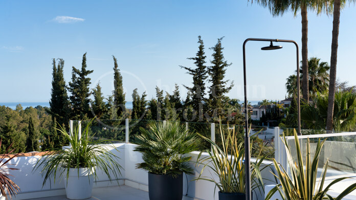 Penthouse La Diva – Modern Penthouse with Rooftop Terrace and Sea Views in Nueva Andalucía