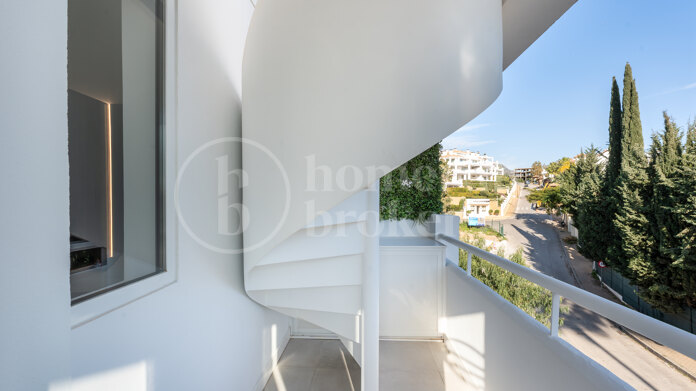 Penthouse La Diva – Modern Penthouse with Rooftop Terrace and Sea Views in Nueva Andalucía