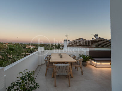 Lyxigt Dubblelvånings Penthouse med 3 Sovrum och Havs- och Bergsutsikt i Nueva Andalucía