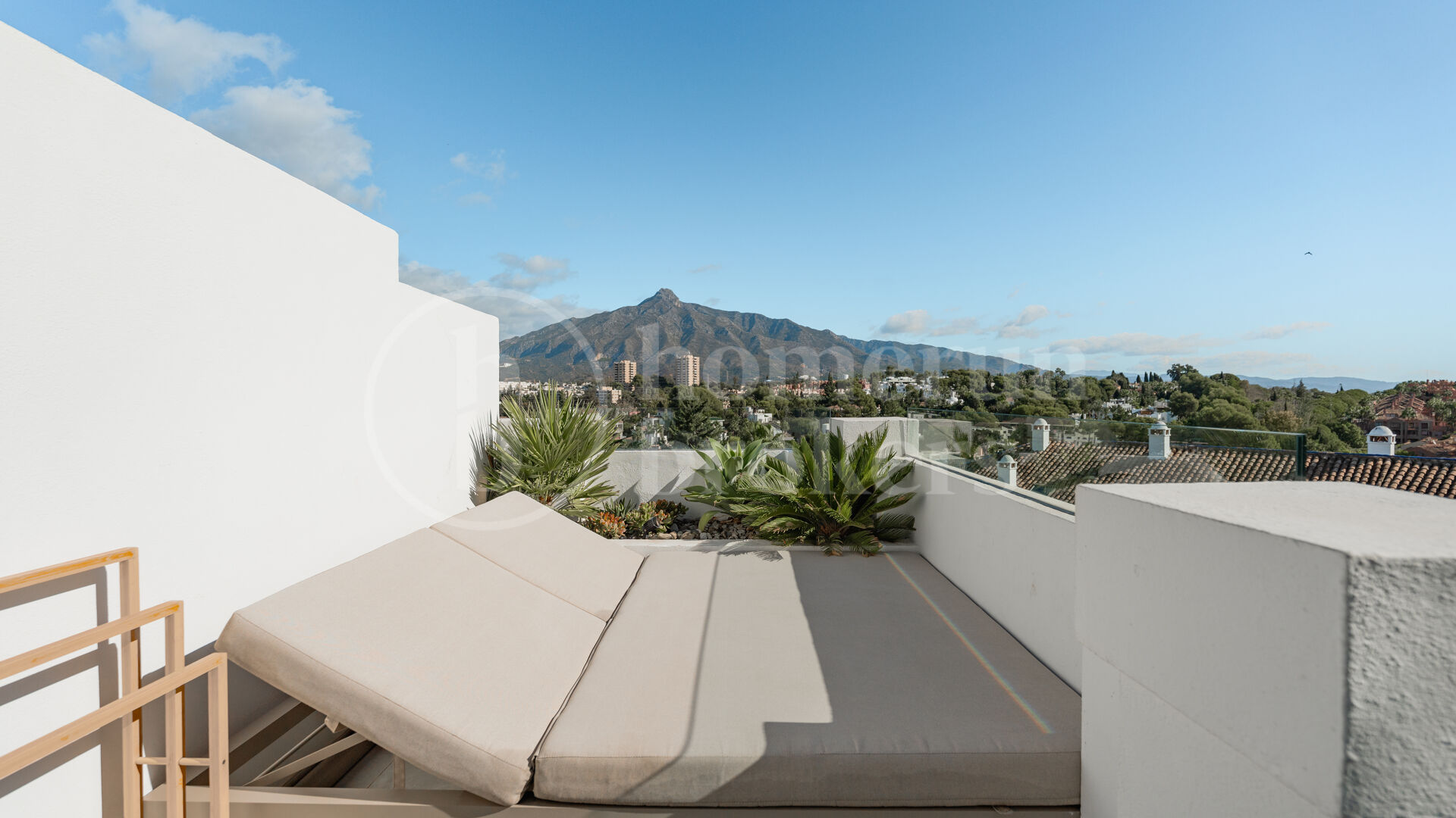 Lyxigt Dubblelvånings Penthouse med 3 Sovrum och Havs- och Bergsutsikt i Nueva Andalucía