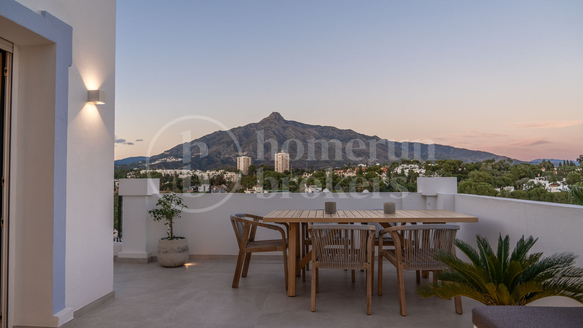 Lyxigt Dubblelvånings Penthouse med 3 Sovrum och Havs- och Bergsutsikt i Nueva Andalucía