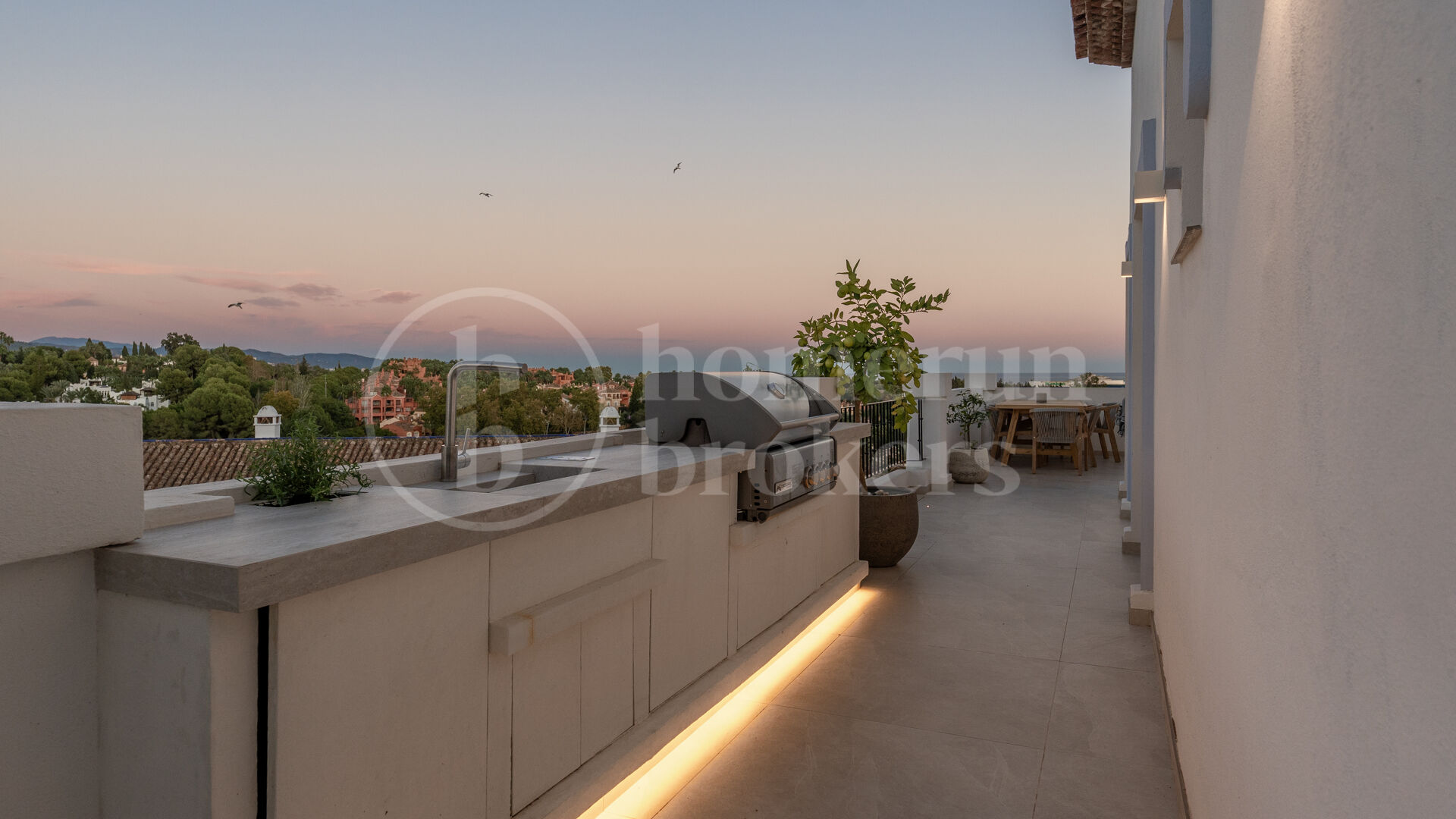 Lyxigt Dubblelvånings Penthouse med 3 Sovrum och Havs- och Bergsutsikt i Nueva Andalucía
