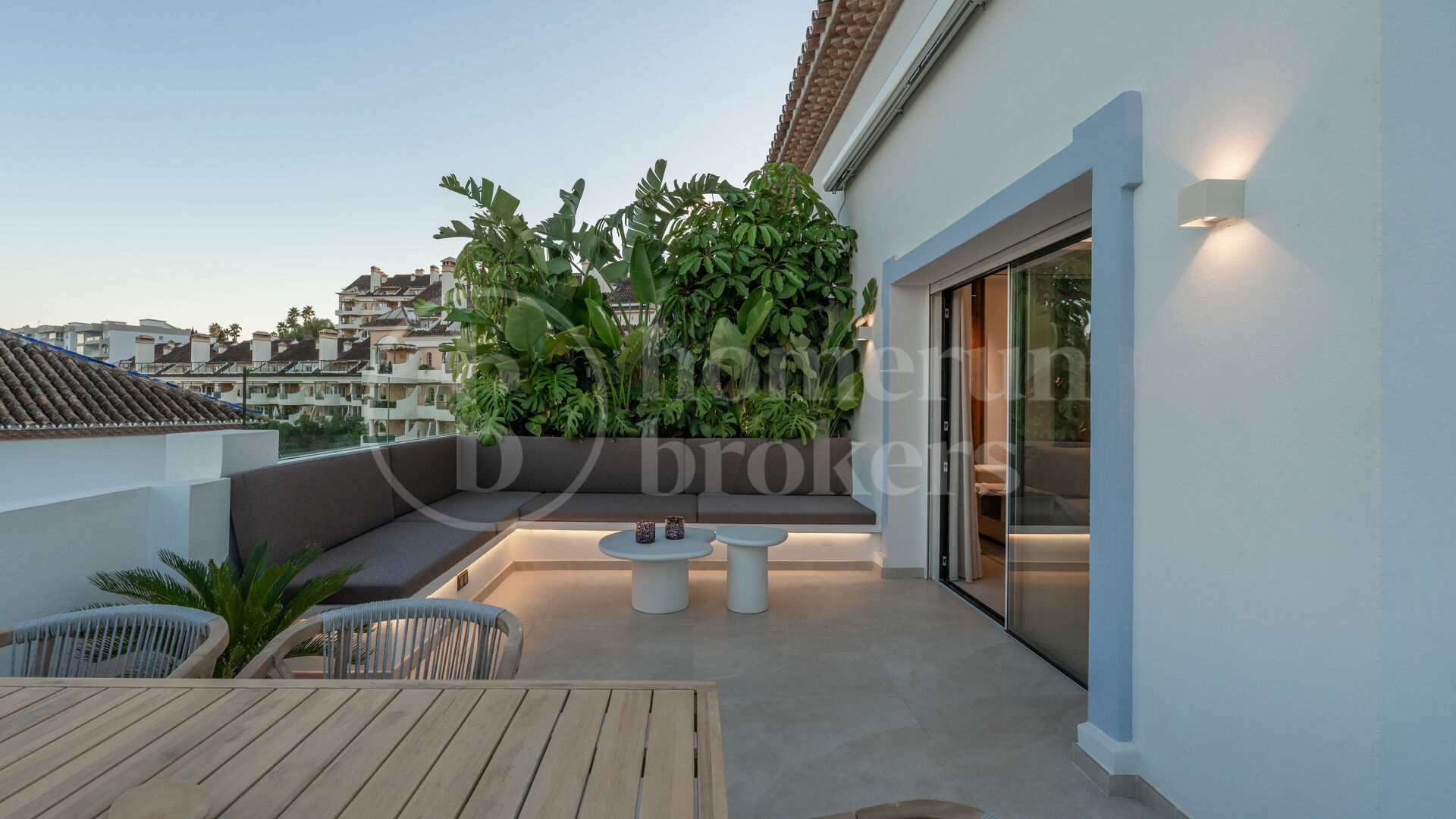 Lyxigt Dubblelvånings Penthouse med 3 Sovrum och Havs- och Bergsutsikt i Nueva Andalucía