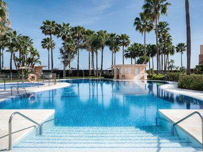 Takvåning La Sirena - Renoverad duplex vid stranden i Bahía de la Plata Estepona