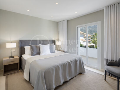 Penthouse Marismas 1 - Elegant Duplex with Sea Views in Marbella Golden Mile
