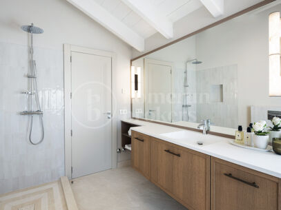Penthouse Marismas 1 - Elegant Duplex with Sea Views in Marbella Golden Mile