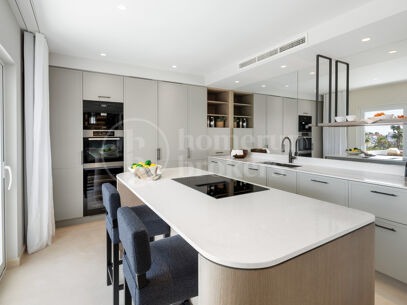 Penthouse Marismas 1 - Elegant Duplex with Sea Views in Marbella Golden Mile