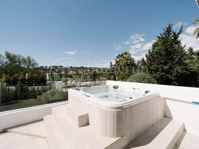 Villa Vera - Five Bedroom Villa with Golf Views in Nueva Andalucía