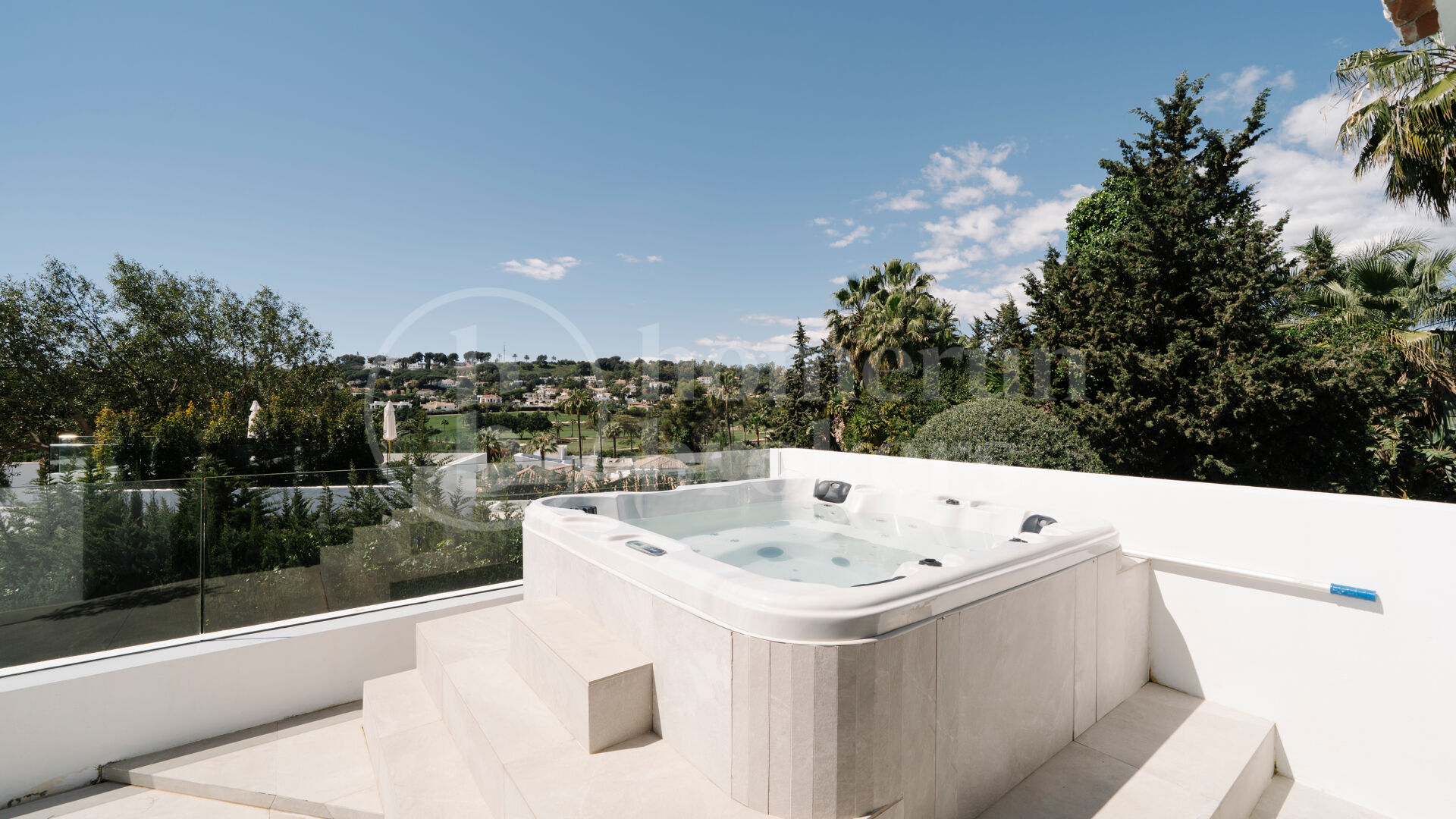 Villa Vera - Five Bedroom Villa with Golf Views in Nueva Andalucía