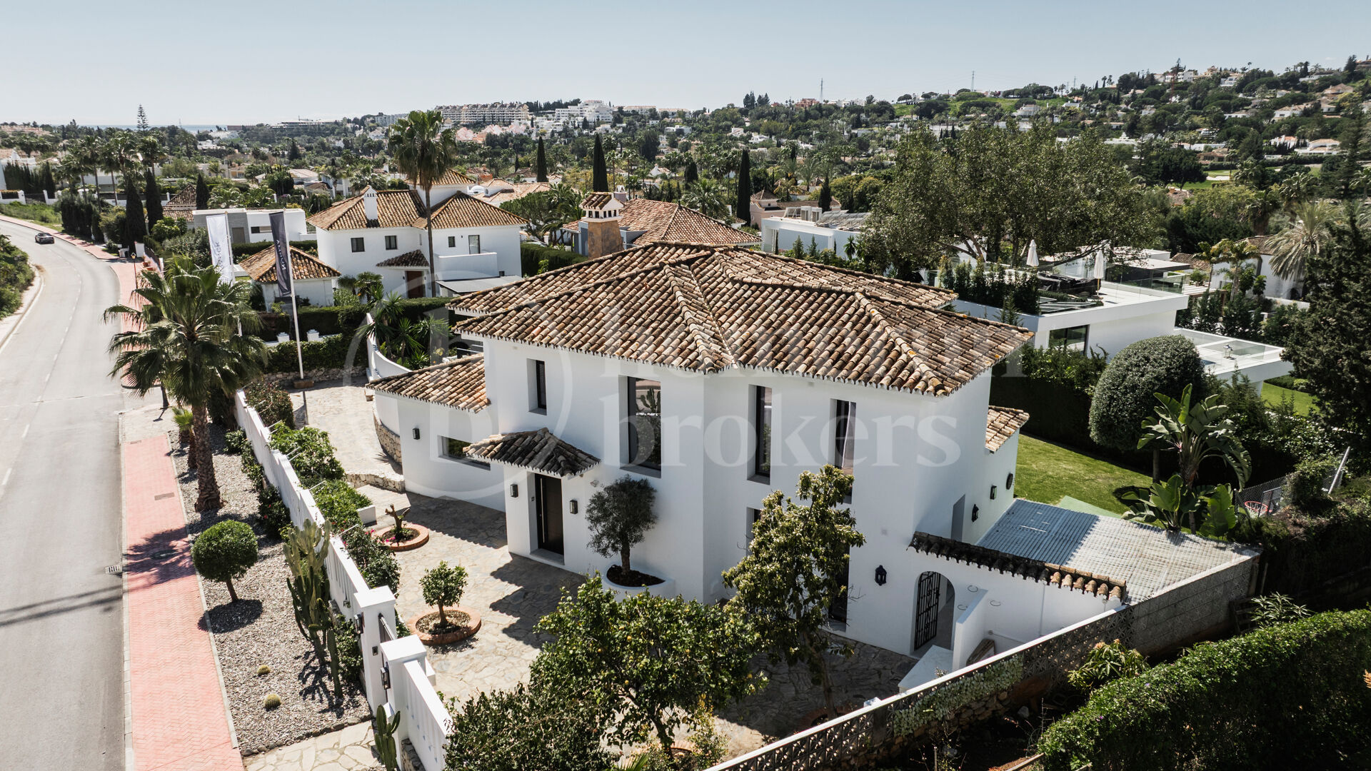 Villa Vera - Five Bedroom Villa with Golf Views in Nueva Andalucía