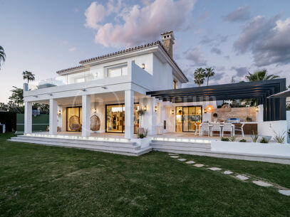 Villa Vera - Five Bedroom Villa with Golf Views in Nueva Andalucía
