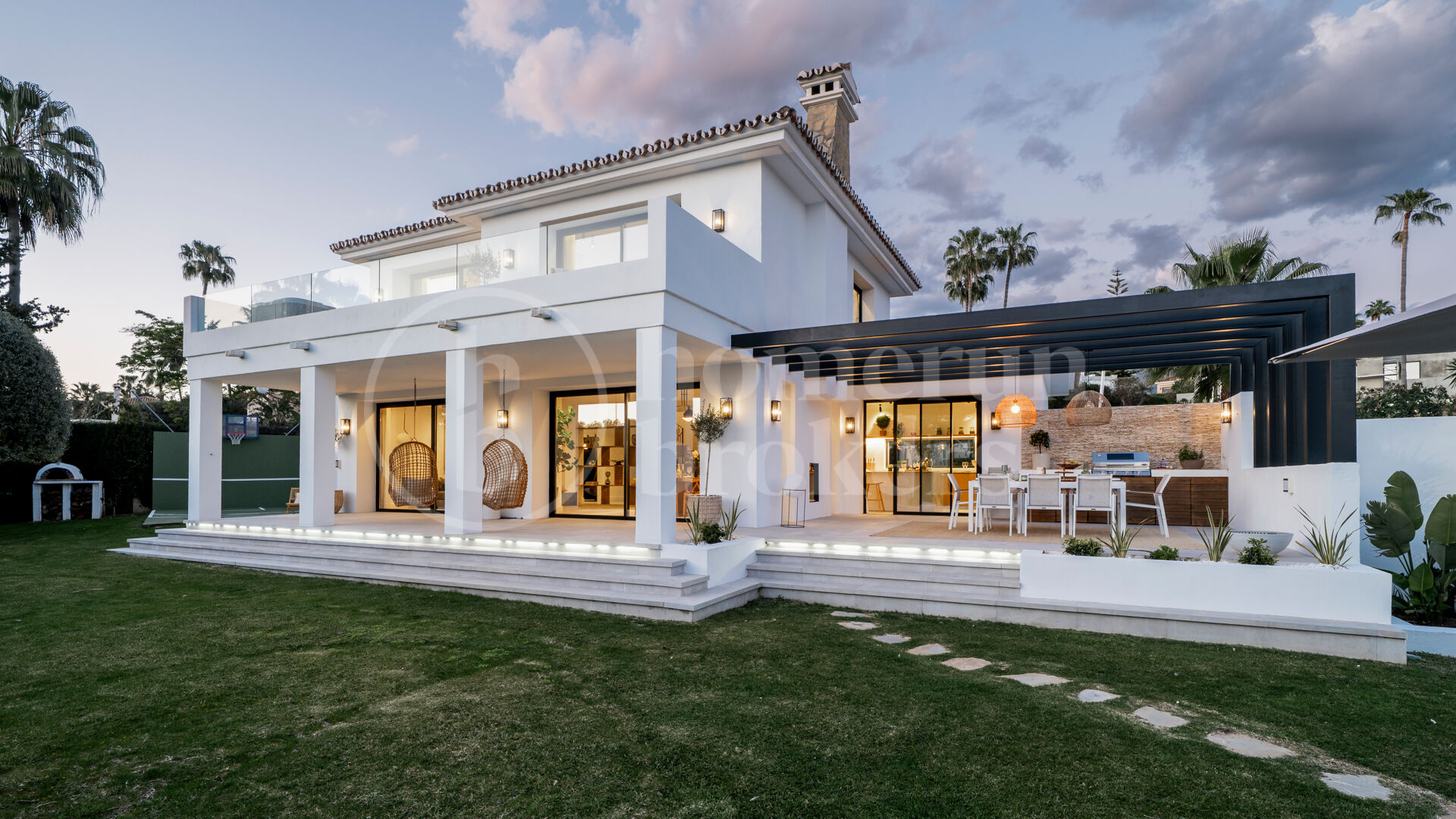 Villa Vera - Five Bedroom Villa with Golf Views in Nueva Andalucía