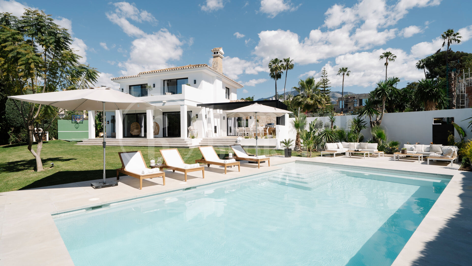 Villa Vera - Five Bedroom Villa with Golf Views in Nueva Andalucía