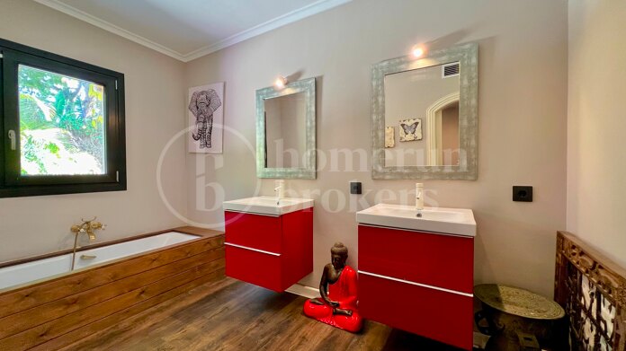 Casa Ruby - Just a Short Walk from the Beach in Casasola, Estepona