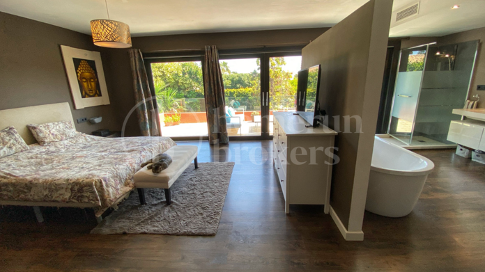 Casa Ruby - Just a Short Walk from the Beach in Casasola, Estepona