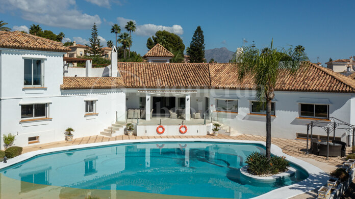 Villa Buganvilla - Six Bedroom Villa In El Paraiso