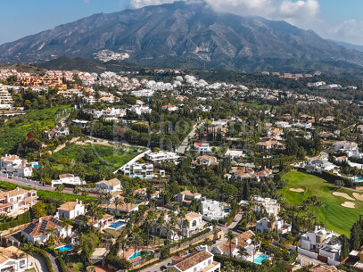 Villa Daria - with Panoramic Sea and Golf Views in Nueva Andalucía, Marbella