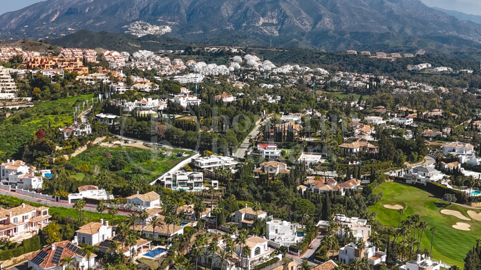 Villa Aria - with Panoramic Sea and Golf Views in Nueva Andalucía, Marbella