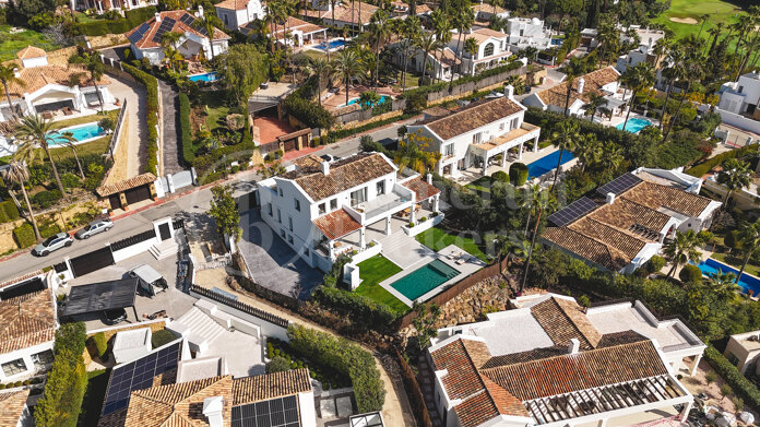 Villa Aria - with Panoramic Sea and Golf Views in Nueva Andalucía, Marbella