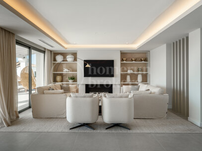 Villa Daria - with Panoramic Sea and Golf Views in Nueva Andalucía, Marbella
