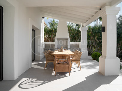 Villa Daria - with Panoramic Sea and Golf Views in Nueva Andalucía, Marbella