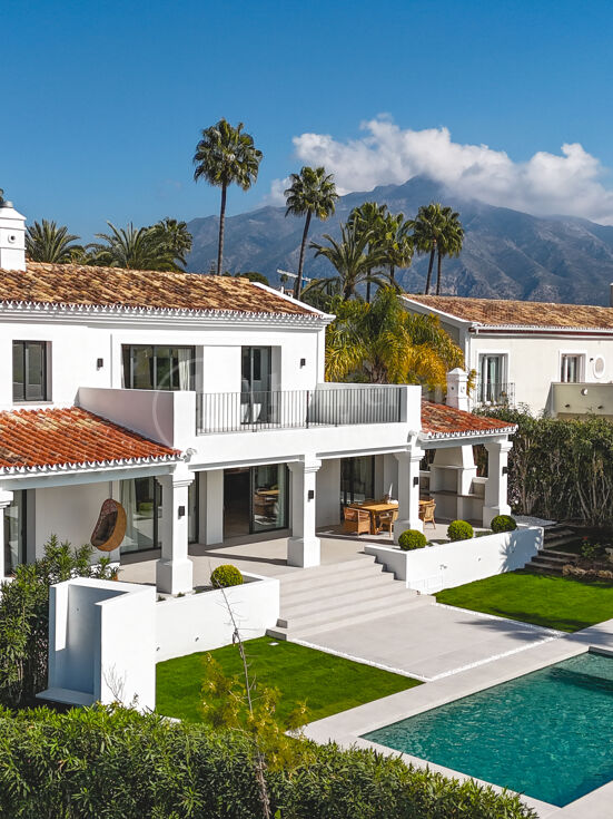 Villa Daria - with Panoramic Sea and Golf Views in Nueva Andalucía, Marbella