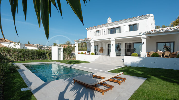 Villa Aria - with Panoramic Sea and Golf Views in Nueva Andalucía, Marbella