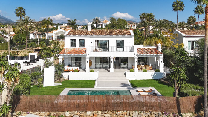 Villa Aria - with Panoramic Sea and Golf Views in Nueva Andalucía, Marbella