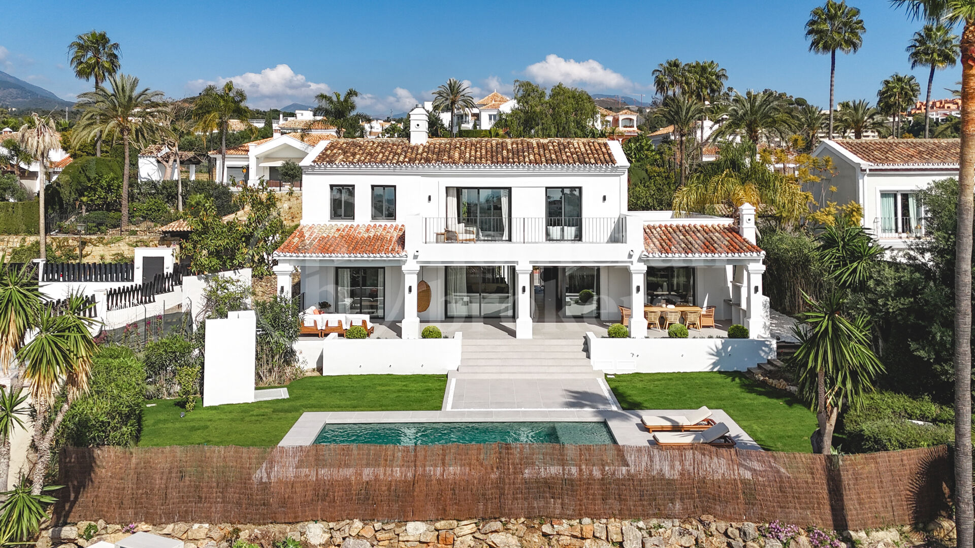 Villa Daria – Med Panoramautsikt över Hav och Golf i Nueva Andalucía, Marbella