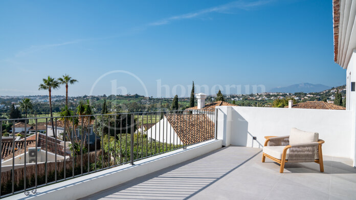 Villa Aria - with Panoramic Sea and Golf Views in Nueva Andalucía, Marbella