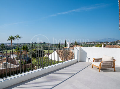 Villa Daria - with Panoramic Sea and Golf Views in Nueva Andalucía, Marbella