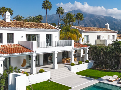 Villa Daria - with Panoramic Sea and Golf Views in Nueva Andalucía, Marbella
