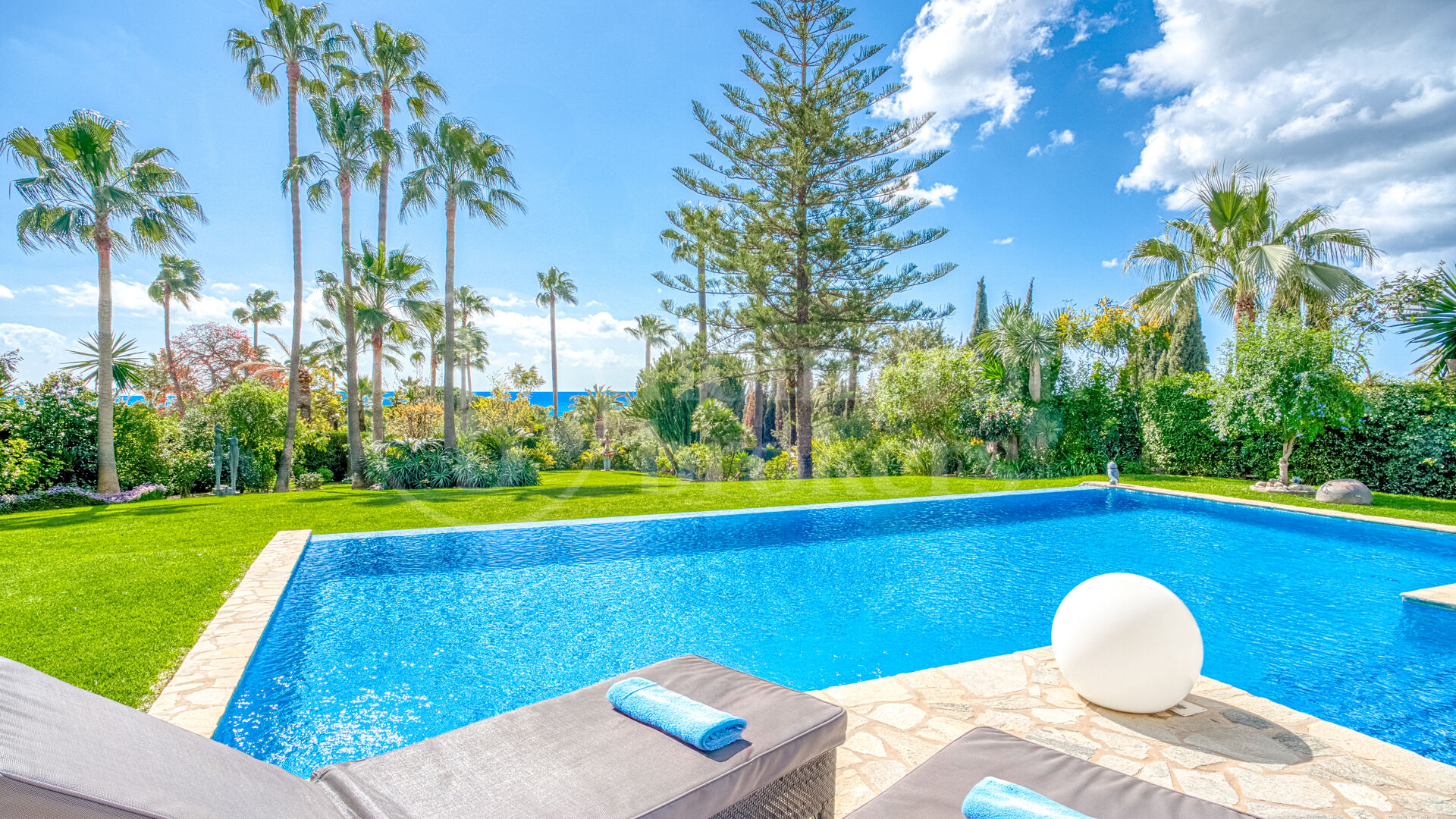 Casa Olivo – Stilren Villa med Självständig Studio i Marbella Öst