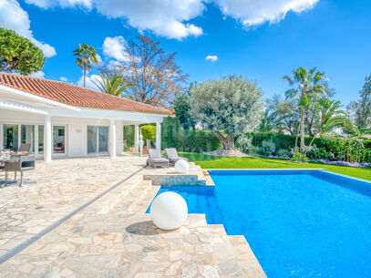 Casa Olivo – Stilren Villa med Självständig Studio i Marbella Öst