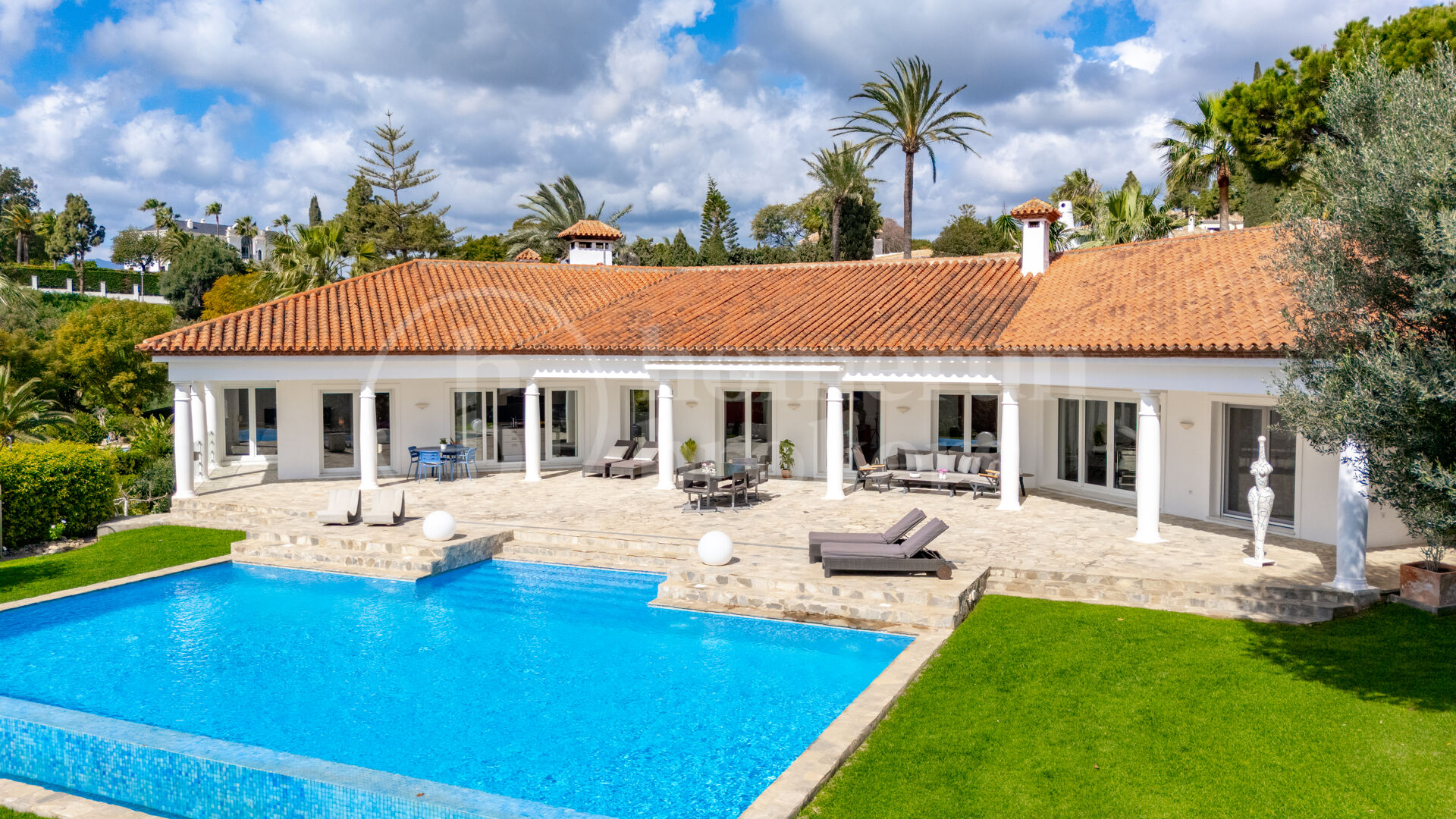 Casa Olivo – Stilren Villa med Självständig Studio i Marbella Öst
