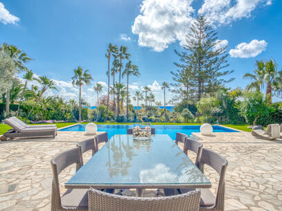 Casa Olivo – Stilren Villa med Självständig Studio i Marbella Öst
