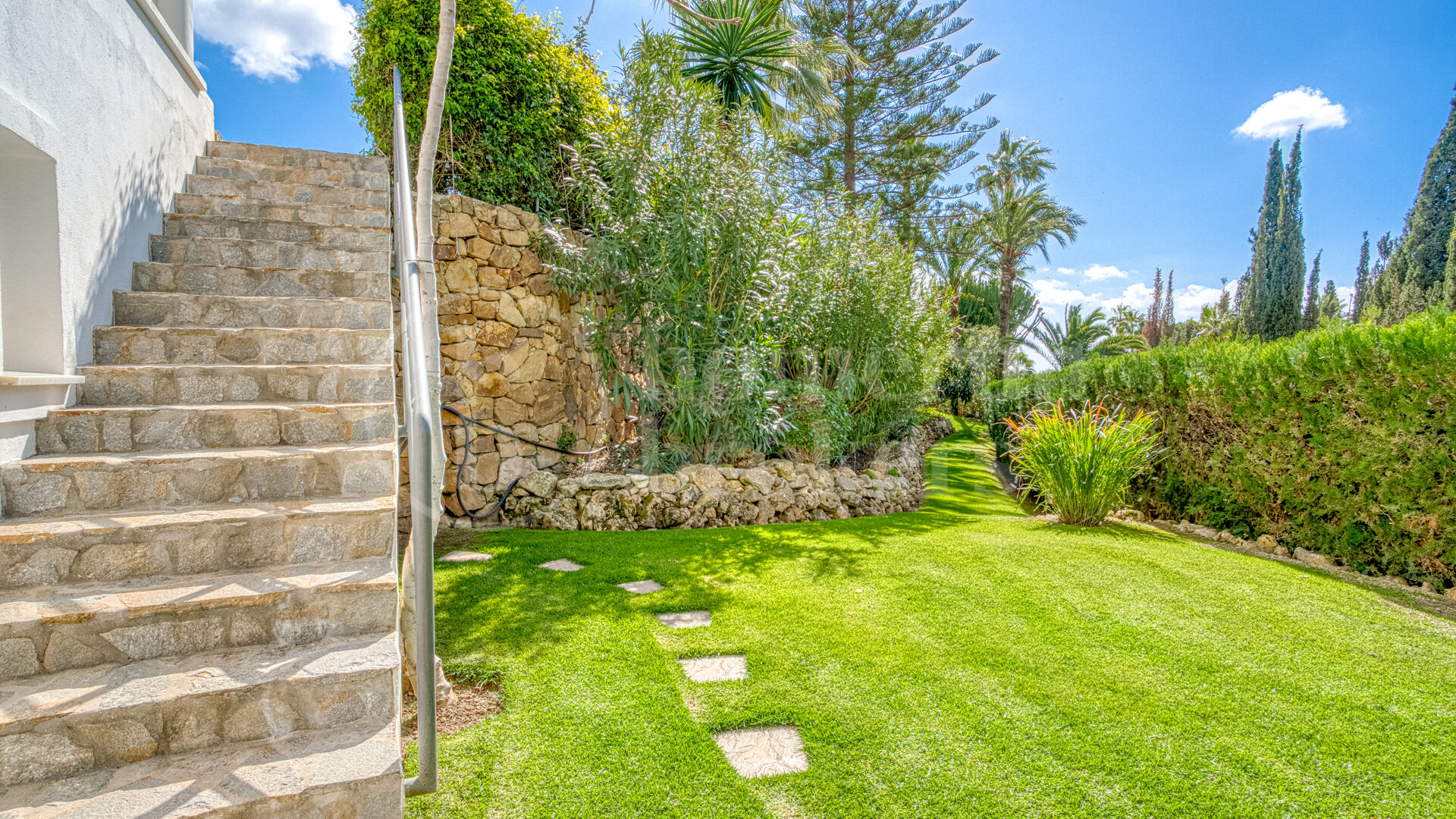 Casa Olivo – Stilren Villa med Självständig Studio i Marbella Öst