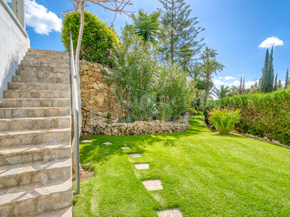Casa Olivo – Stilren Villa med Självständig Studio i Marbella Öst