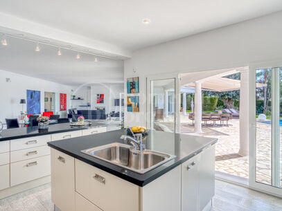 Casa Olivo – Stilren Villa med Självständig Studio i Marbella Öst