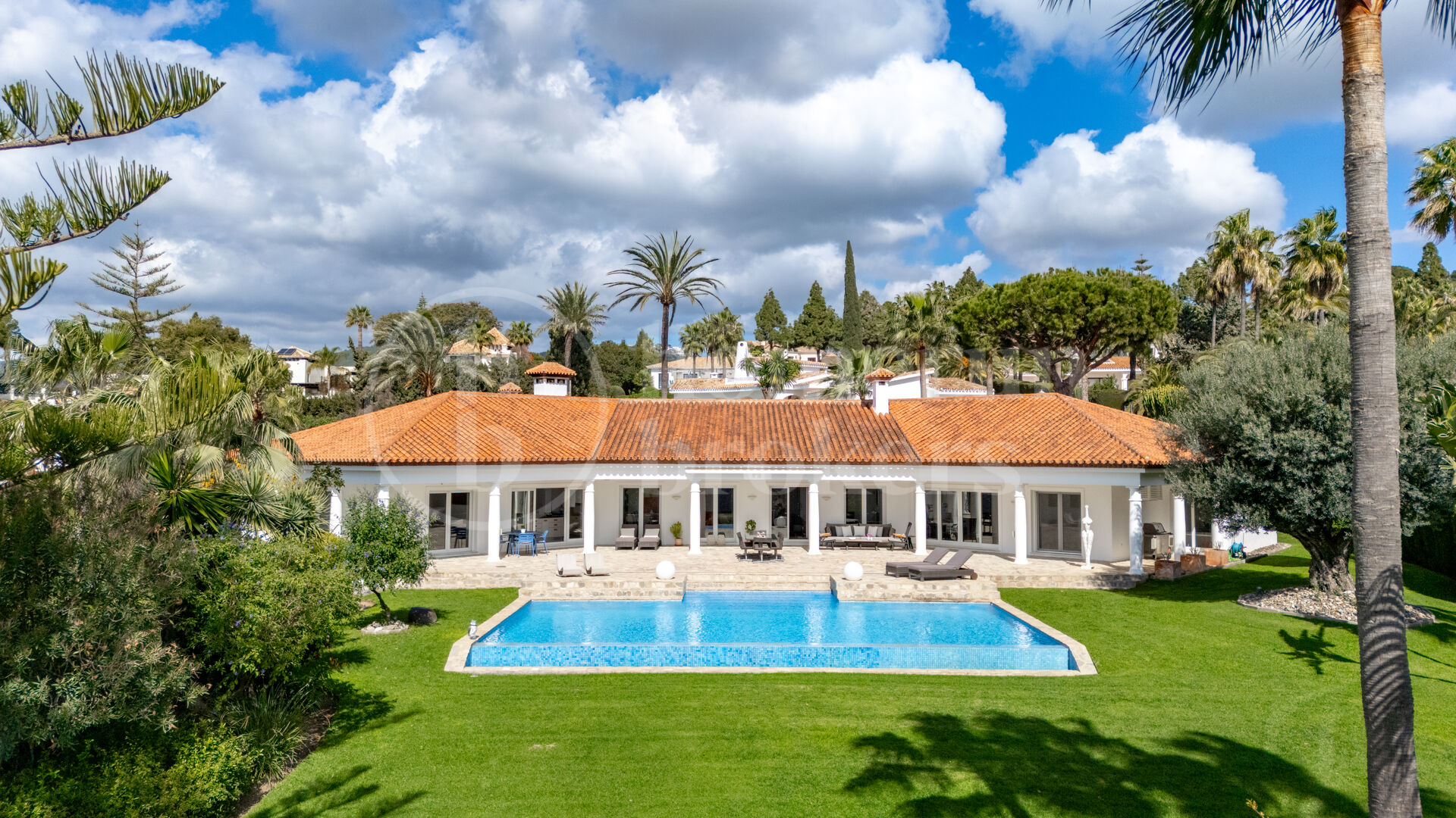Casa Olivo – Stilren Villa med Självständig Studio i Marbella Öst