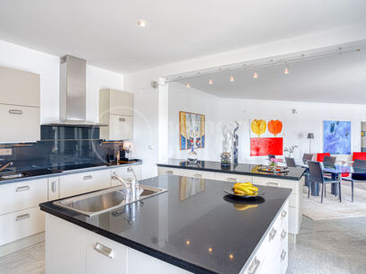 Casa Olivo – Stilren Villa med Självständig Studio i Marbella Öst