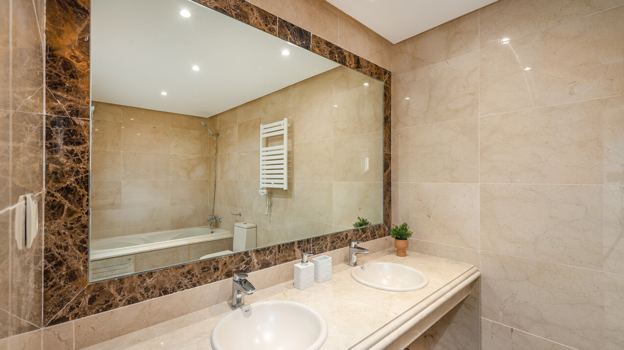 Estepona Villas For Sale next To Golf. Azata Golf Villas is a complex composed of 45 detached and semi-detached villas in a unique location, surrounded by lakes and greens in the middle of Azata Golf course.