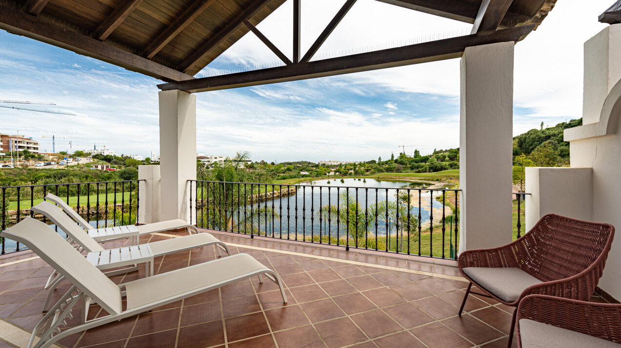 Estepona Villas For Sale next To Golf. Azata Golf Villas is a complex composed of 45 detached and semi-detached villas in a unique location, surrounded by lakes and greens in the middle of Azata Golf course.