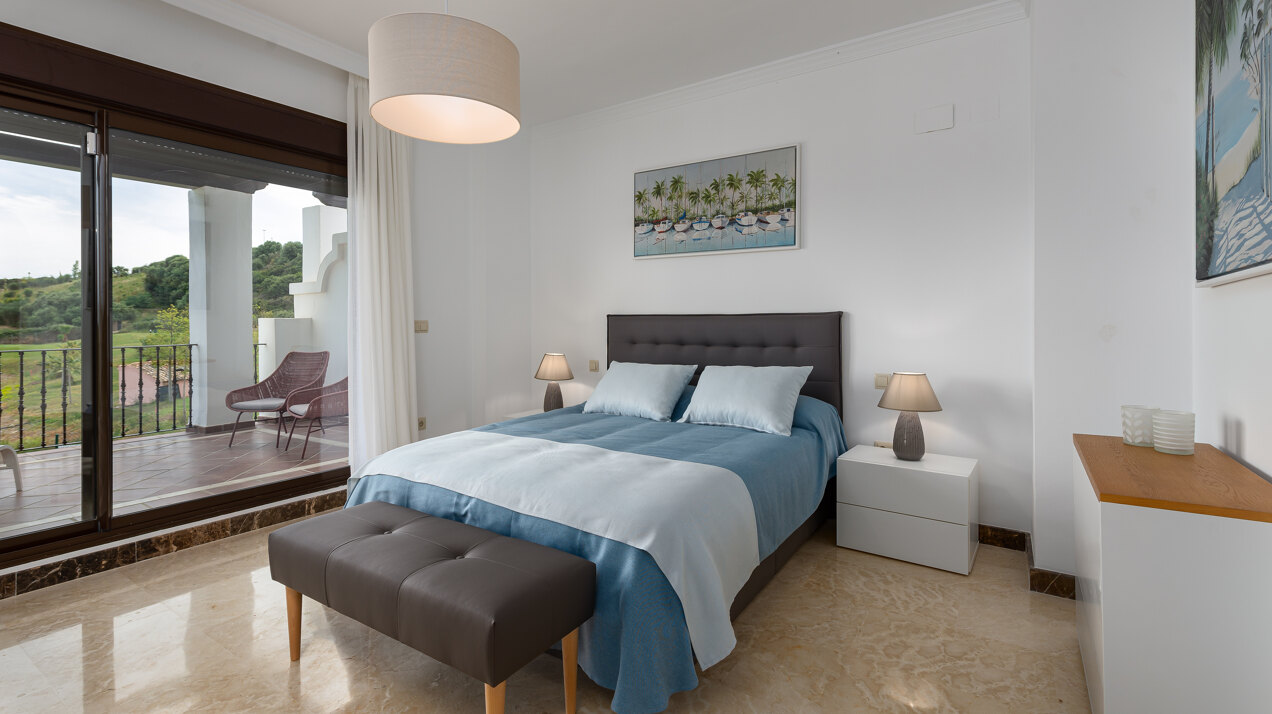 Estepona Villas For Sale next To Golf. Azata Golf Villas is a complex composed of 45 detached and semi-detached villas in a unique location, surrounded by lakes and greens in the middle of Azata Golf course.