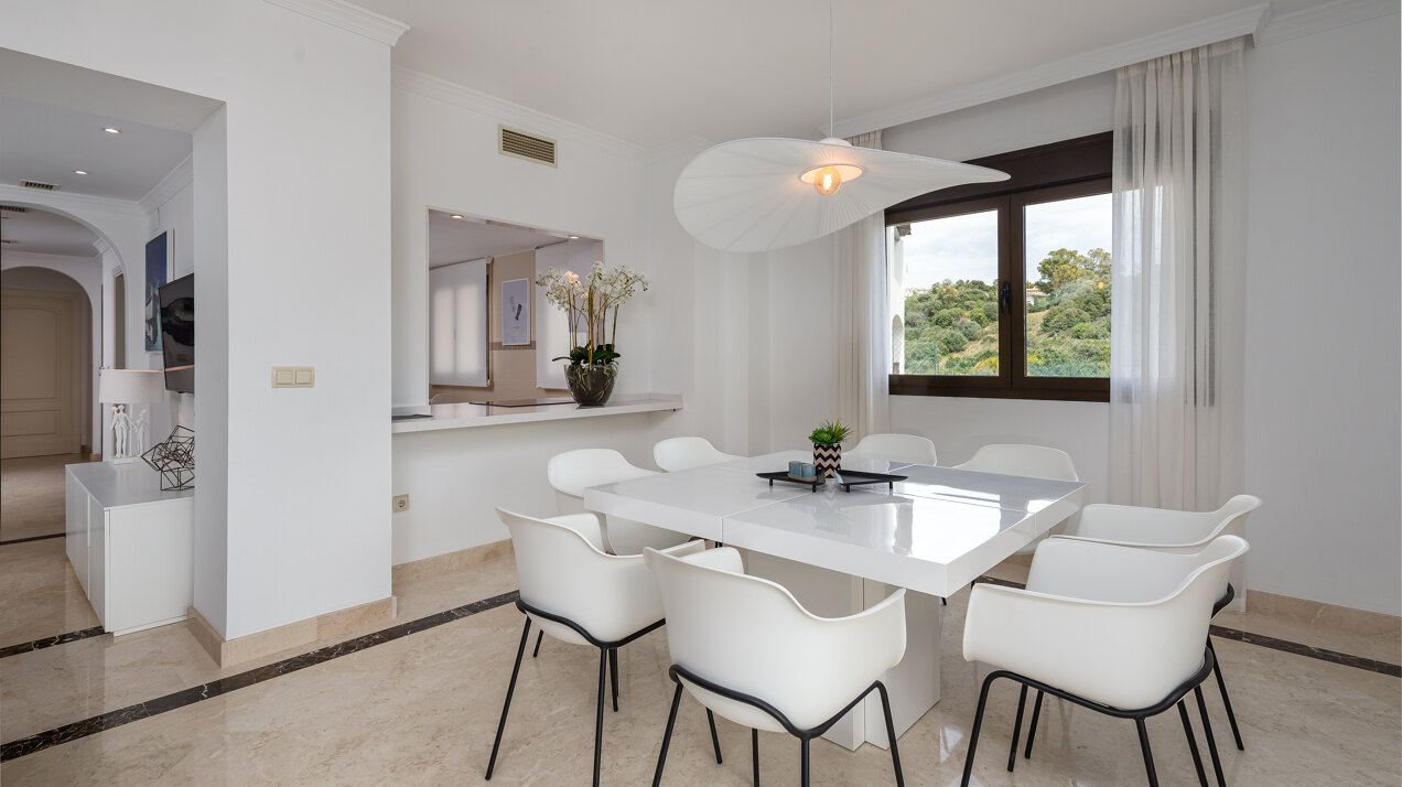 Estepona Villas For Sale next To Golf. Azata Golf Villas is a complex composed of 45 detached and semi-detached villas in a unique location, surrounded by lakes and greens in the middle of Azata Golf course.