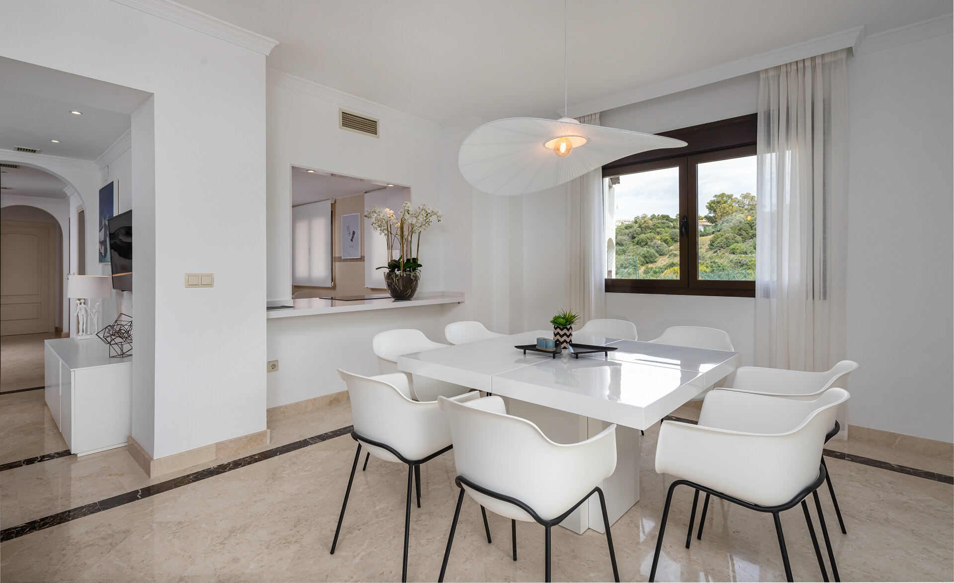 Estepona Villas For Sale next To Golf. Azata Golf Villas is a complex composed of 45 detached and semi-detached villas in a unique location, surrounded by lakes and greens in the middle of Azata Golf course.