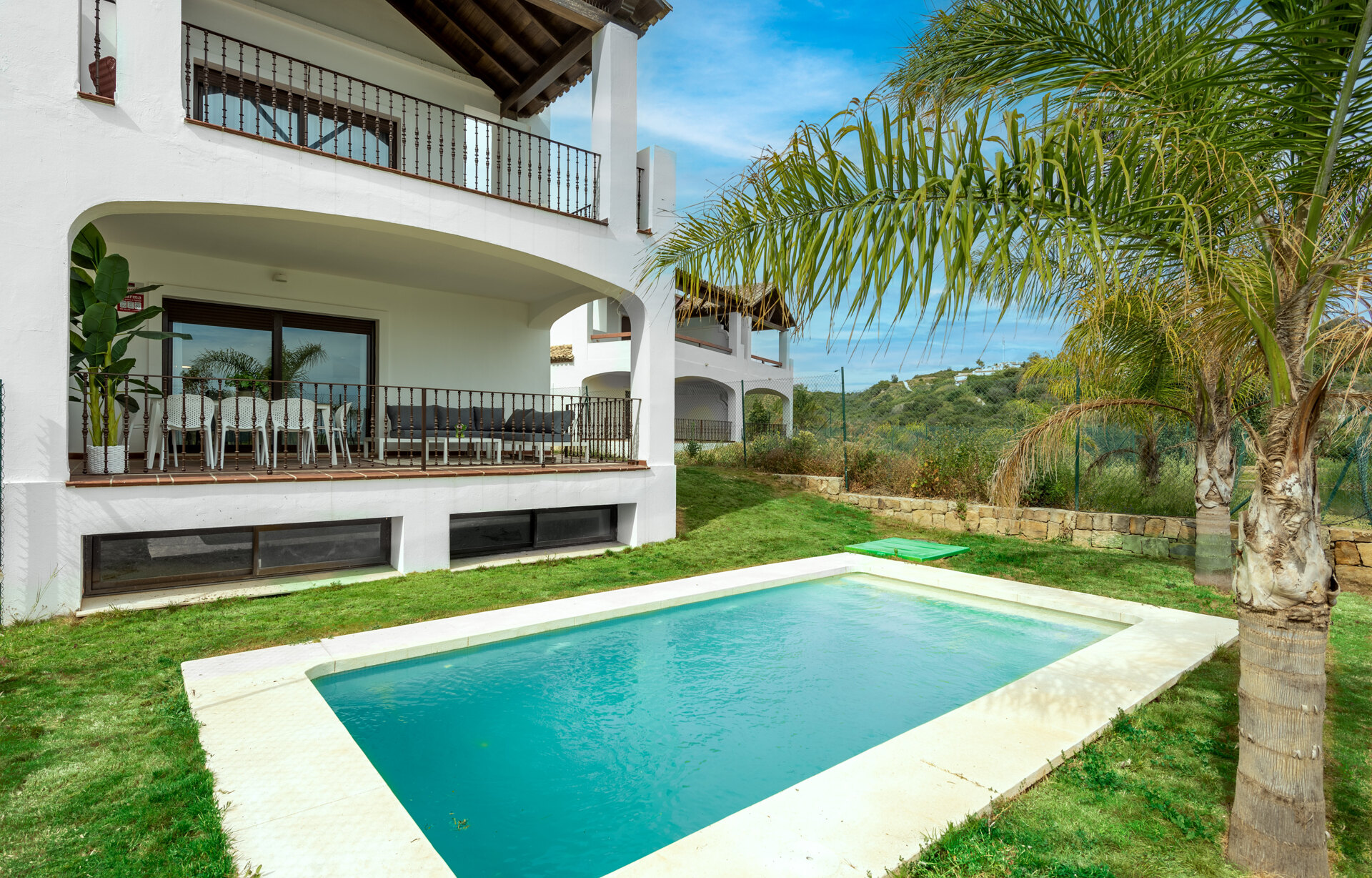 Estepona Villas For Sale next To Golf. Azata Golf Villas is a complex composed of 45 detached and semi-detached villas in a unique location, surrounded by lakes and greens in the middle of Azata Golf course.