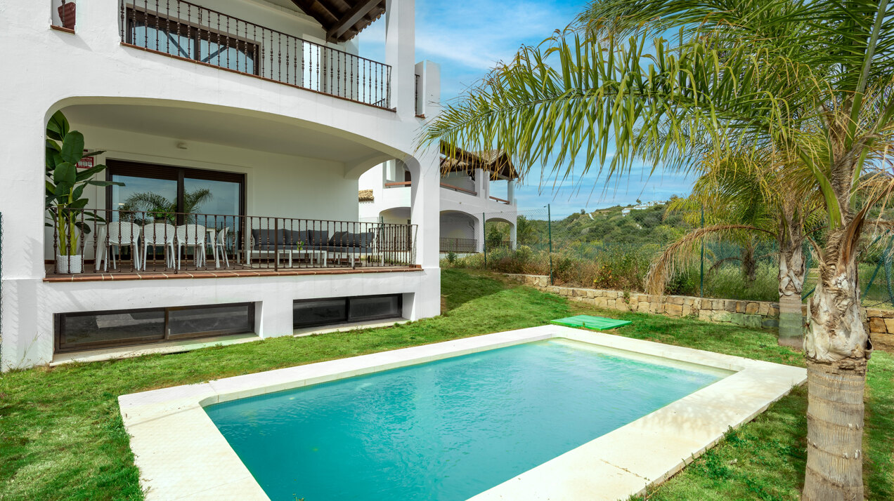Estepona Villas For Sale next To Golf. Azata Golf Villas is a complex composed of 45 detached and semi-detached villas in a unique location, surrounded by lakes and greens in the middle of Azata Golf course.
